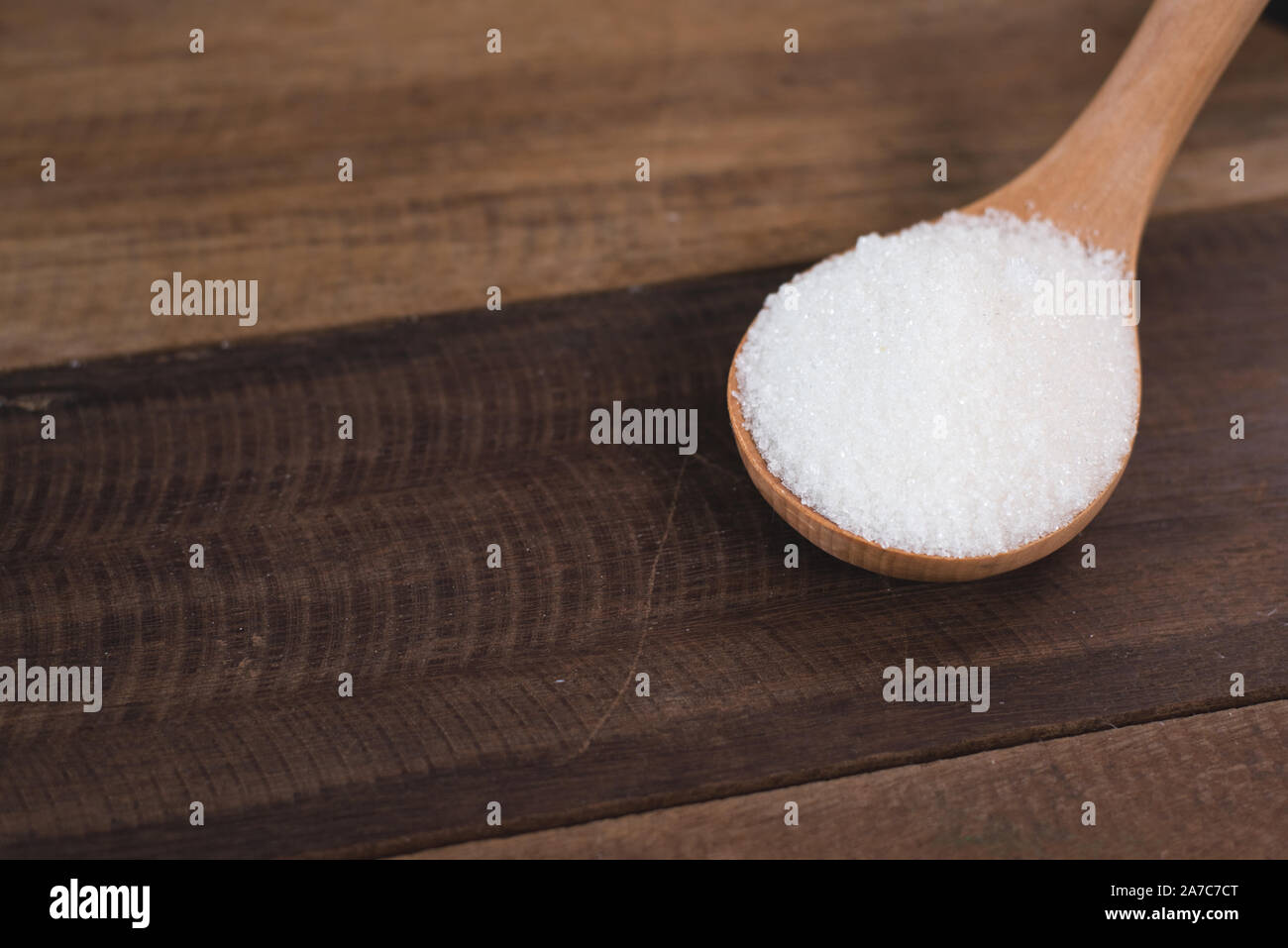 Haufen weißer Zucker in einer Pfanne über Holz Holztisch. Konzept der ungesunden Ernährung und Diabetes Stockfoto