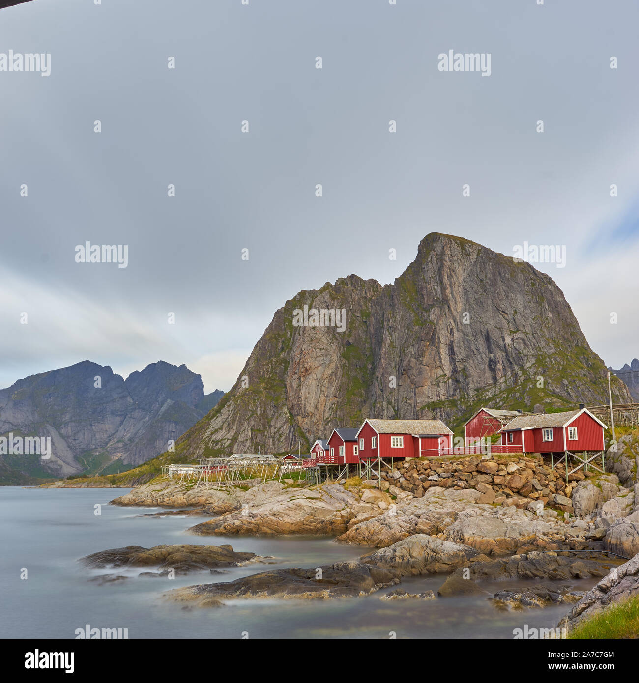 Die typischen roten Fischerhütten können an der Küste gesehen werden. Im Hintergrund sind die hohen Berge. Stockfoto