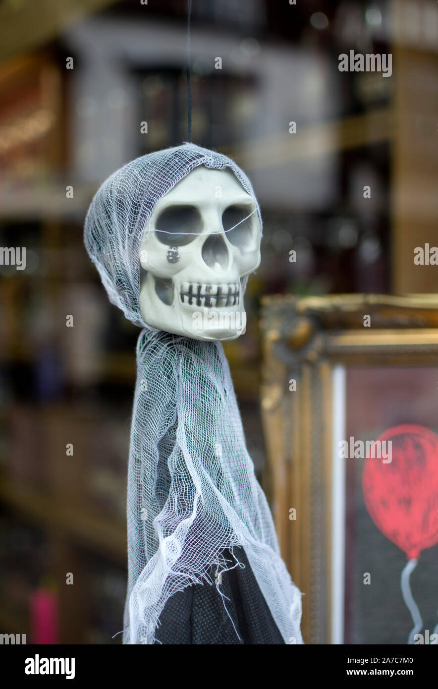 Teil einer Halloween Display in einem Schaufenster, Stratford-upon-Avon, Großbritannien Stockfoto