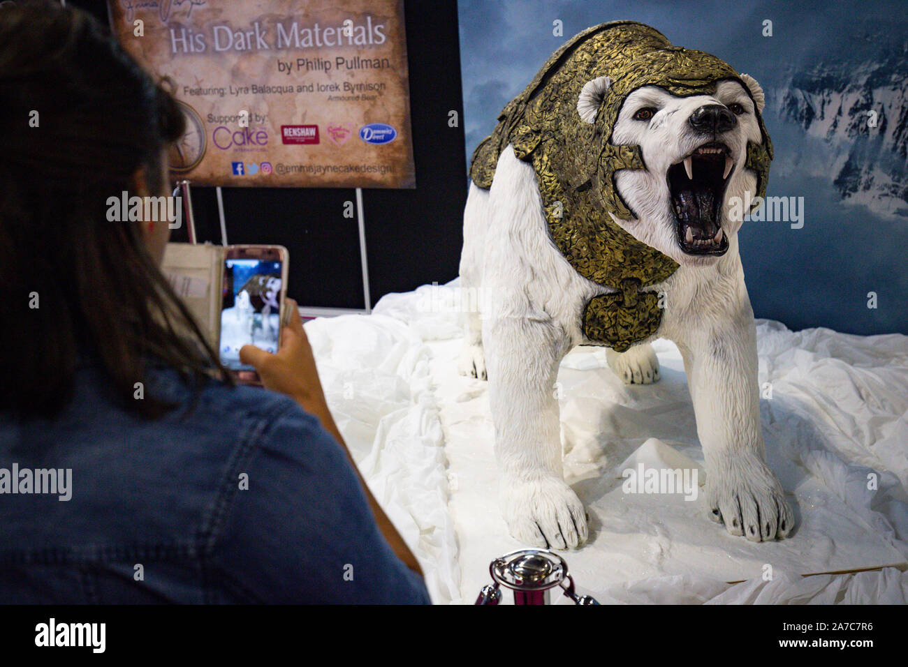 Lebensgroße lorek die gepanzerten Bären von 'His Dark Materials', auf dem Display während Kuchen International 2019 im NEC, Birmingham. Stockfoto