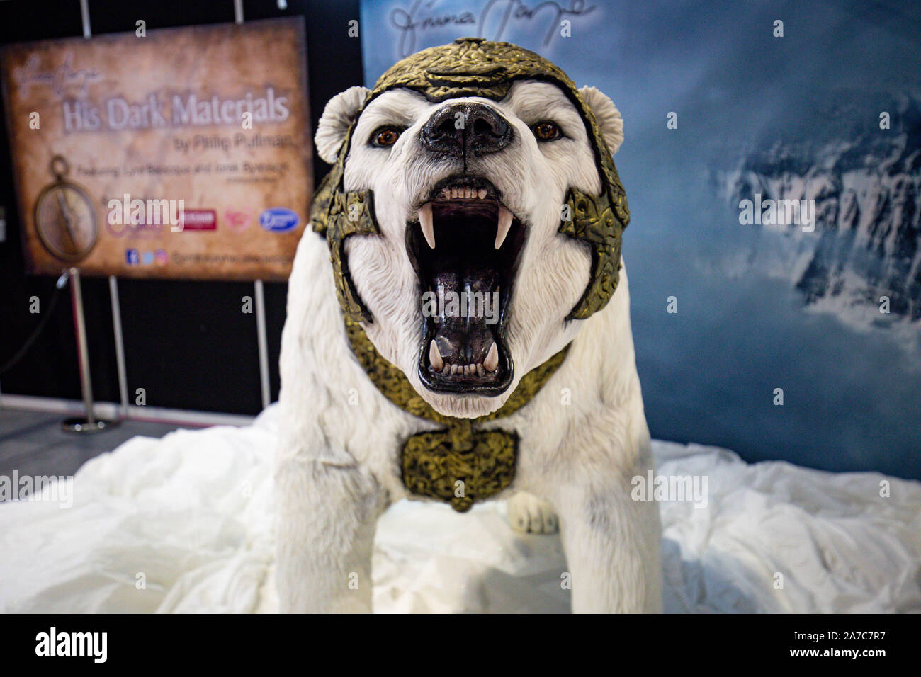 Lebensgroße lorek die gepanzerten Bären von 'His Dark Materials', auf dem Display während Kuchen International 2019 im NEC, Birmingham. Stockfoto