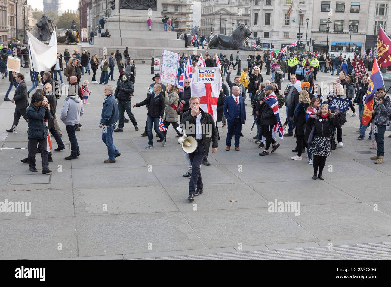 Westminster, London, Großbritannien. 31. Oktober 2019. Hunderte von Demonstranten Brexit konvergieren auf dem Trafalgar Square im Protest an die Mitglieder des Parlaments ausfall Brexit am 31. Oktober zu liefern. Die Demonstranten rufen die EU zu verlassen und das Ergebnis der Volksabstimmung 2016. Stockfoto