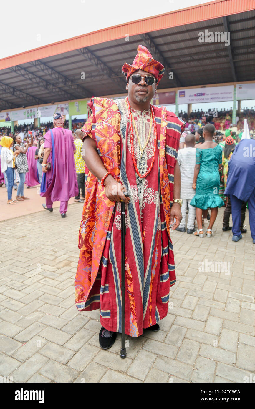 Ein Mann, der mit seinem traditionellen Stock vor dem Hof des Königs posiert, Ogun State, South West, Nigeria. Stockfoto