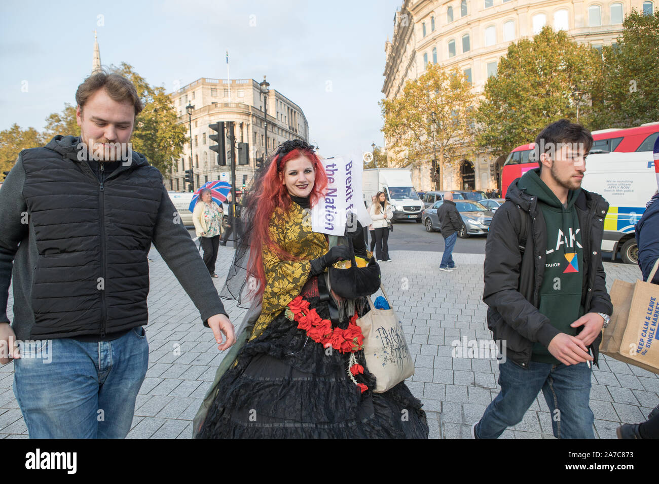 Westminster, London, Großbritannien. 31. Oktober 2019. Hunderte von Demonstranten Brexit konvergieren auf dem Trafalgar Square im Protest an die Mitglieder des Parlaments ausfall Brexit am 31. Oktober zu liefern. Die Demonstranten rufen die EU zu verlassen und das Ergebnis der Volksabstimmung 2016. Stockfoto