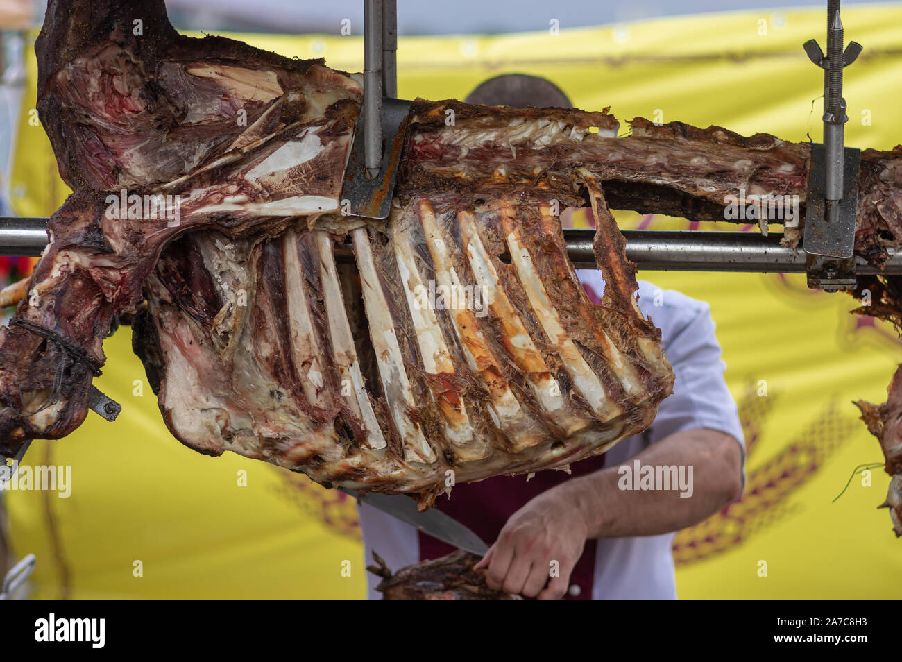 Street Food in der Ukraine hängenden Schlachtkörper von getrockneten Bullenkalb mit abgeschnitten Fleisch Stockfoto