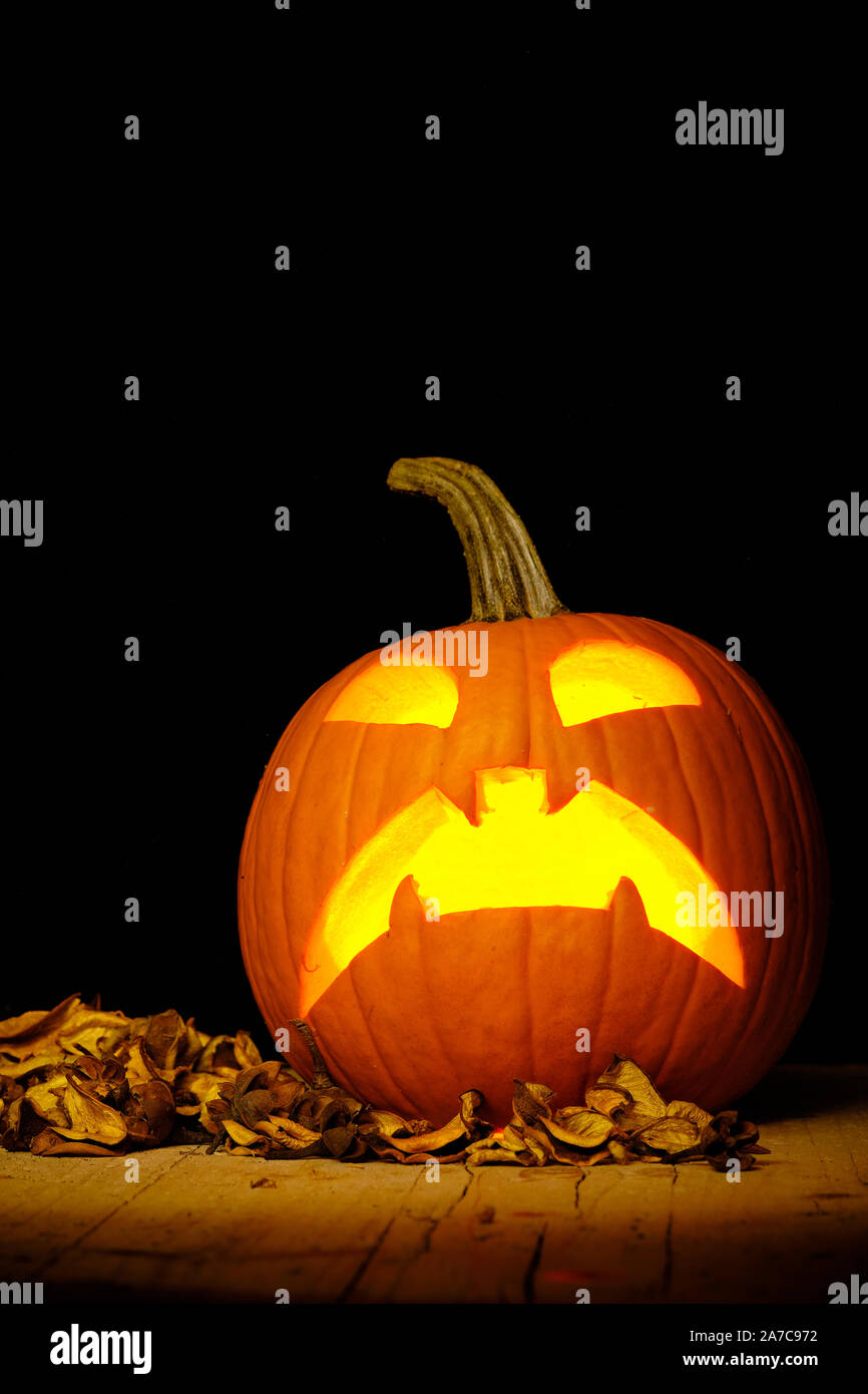 Erschrocken Jack O Lantern Halloween Kürbis mit Kerzenlicht im Inneren Stockfoto