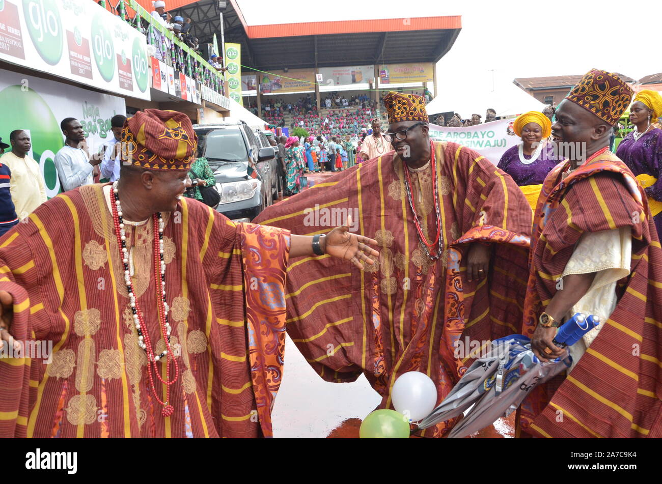 Männer zeigen ihre Kleidung im Hof des Königs während des Ojude Oba Annual Festival, Ijebu Ode, Ogun State, South West, Nigeria. Stockfoto