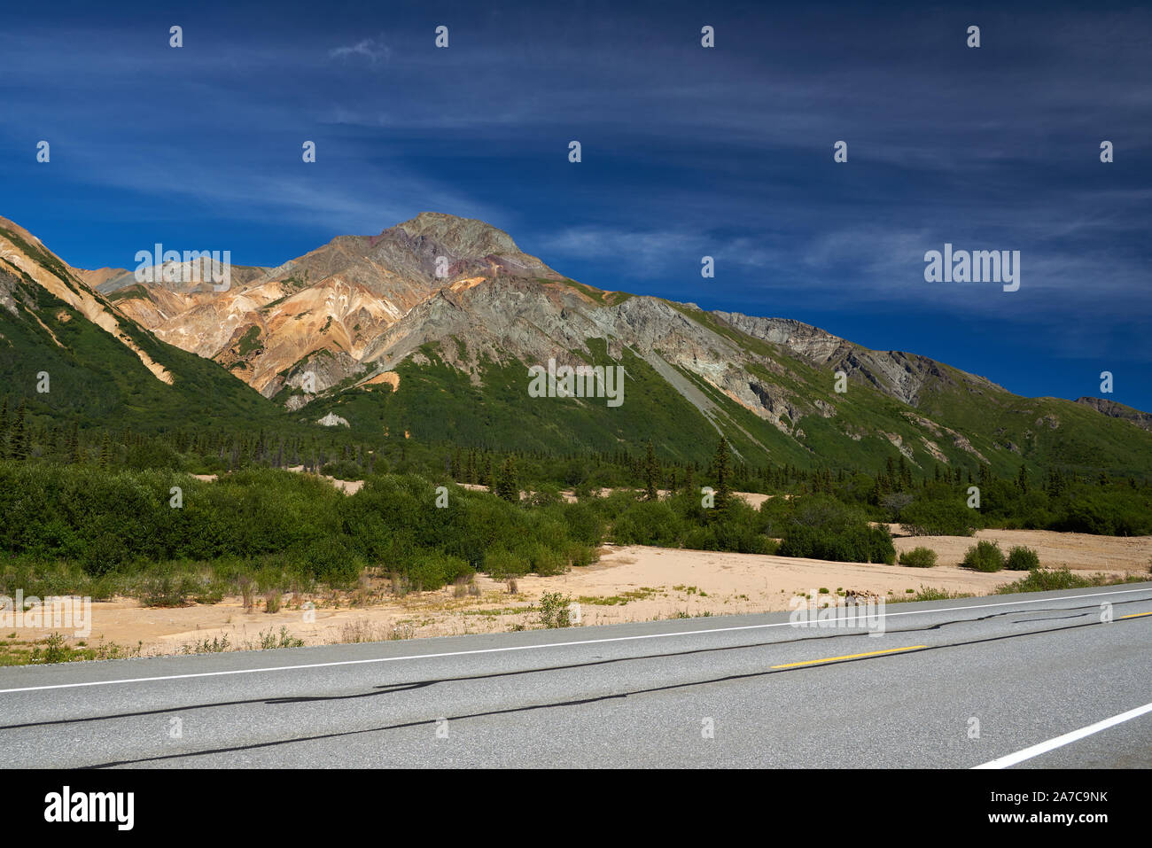 Blick aus dem Süden von Sheep Mountain, die in spektakulären Farben in der Sonne scheint, weil das Gestein ist stark mineralisiert ist. Stockfoto
