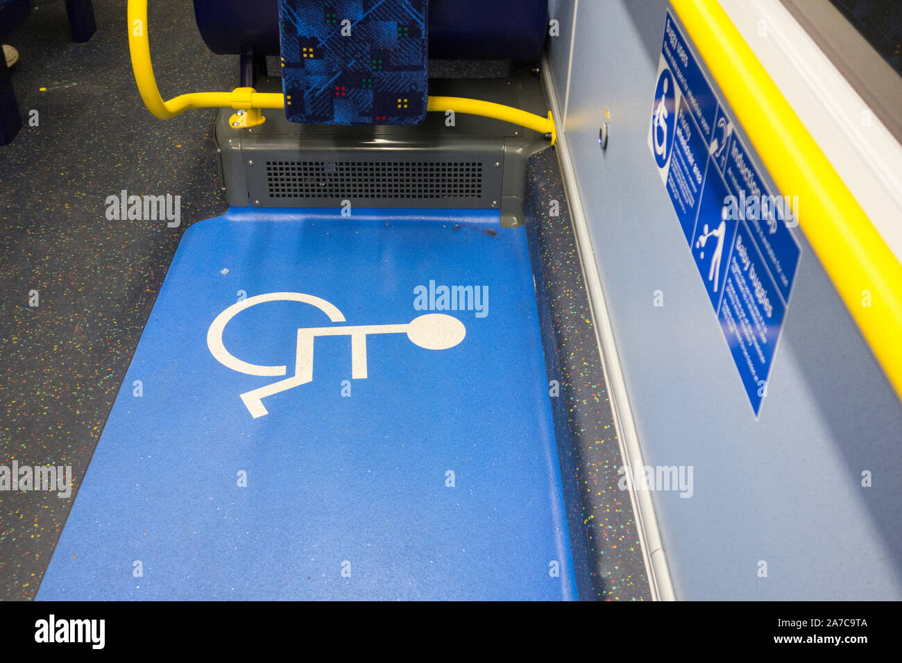 Priorität Sitz signage für Behinderte und Schwangere Passagiere auf ein TFL-Bus in London Stockfoto