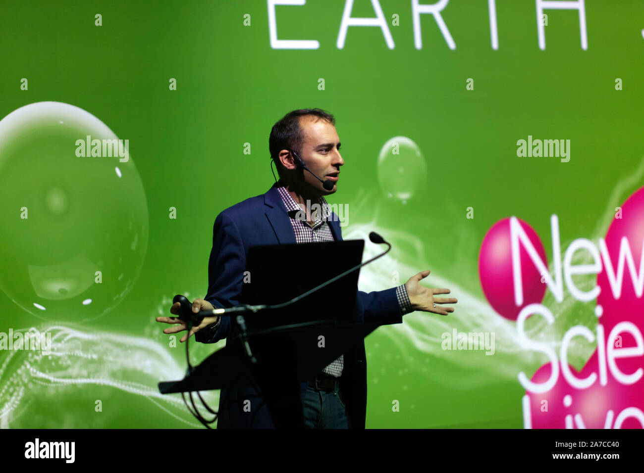 Steve Brusatte, Paläontologe von Vertebraten, an der University of Edinburgh, gab einen Vortrag mit dem Titel „Meet the Dinosauriers of Britain“, auf der Erdbühne, bei New Scientist Live 2019 Stockfoto