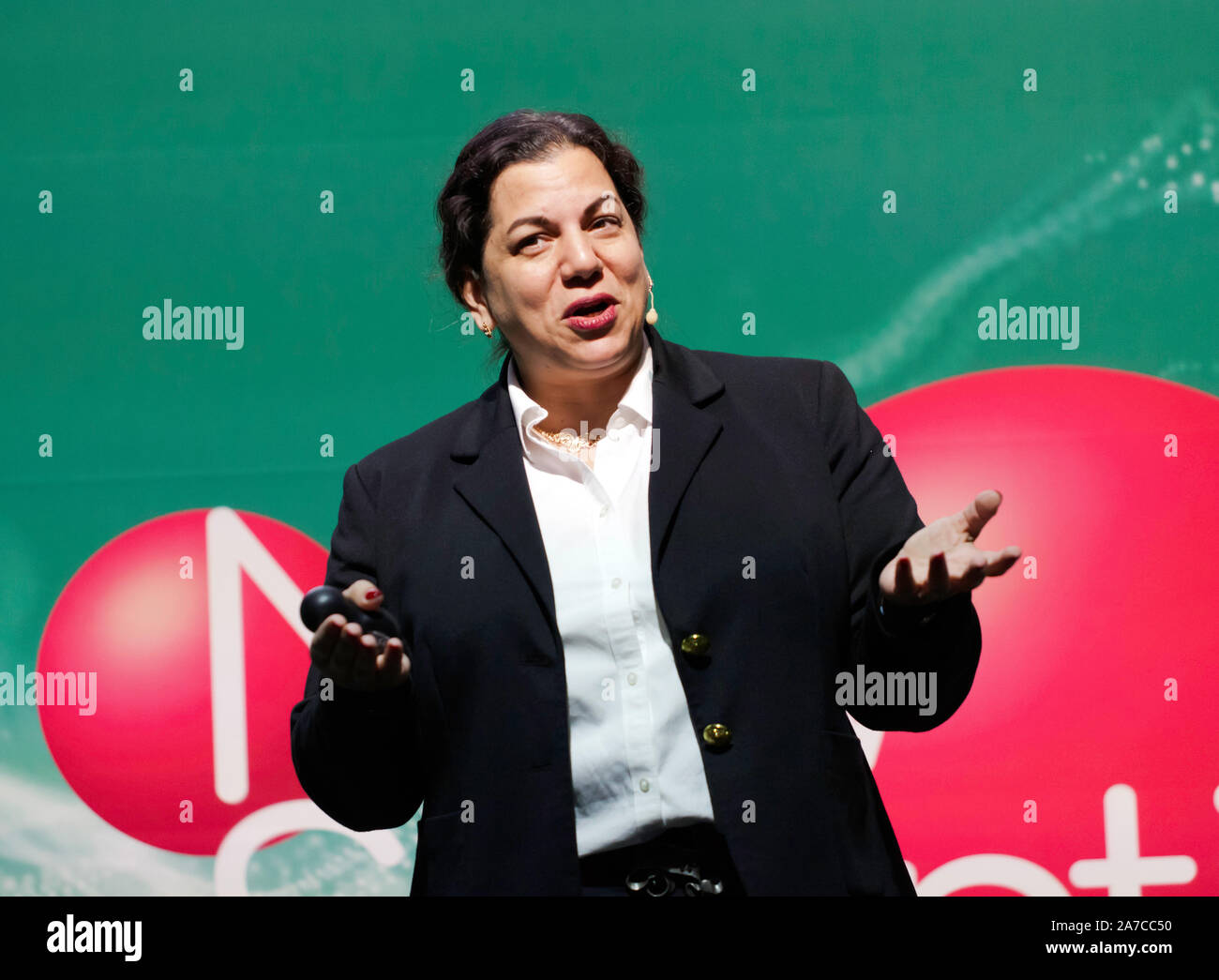 Judith Lewis, Technik Leitung an den Wein Business Association, einen Vortrag "Tech für die Weinherstellung" berechtigt, auf der Technologie der Bühne, zu New Scientist Live 2019 Stockfoto