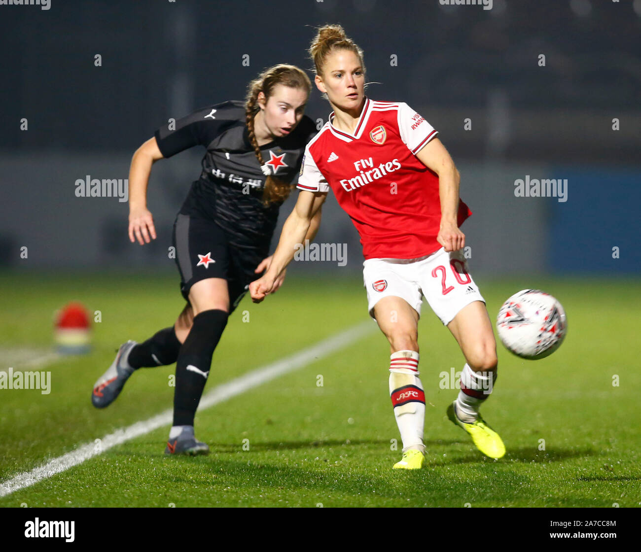 Portsmouth, England - 31. Oktober: Leonie Maier von Arsenal beats Laura Zemberyova von Slavia Praha Frauen während der Uefa Champions League Runde Stockfoto