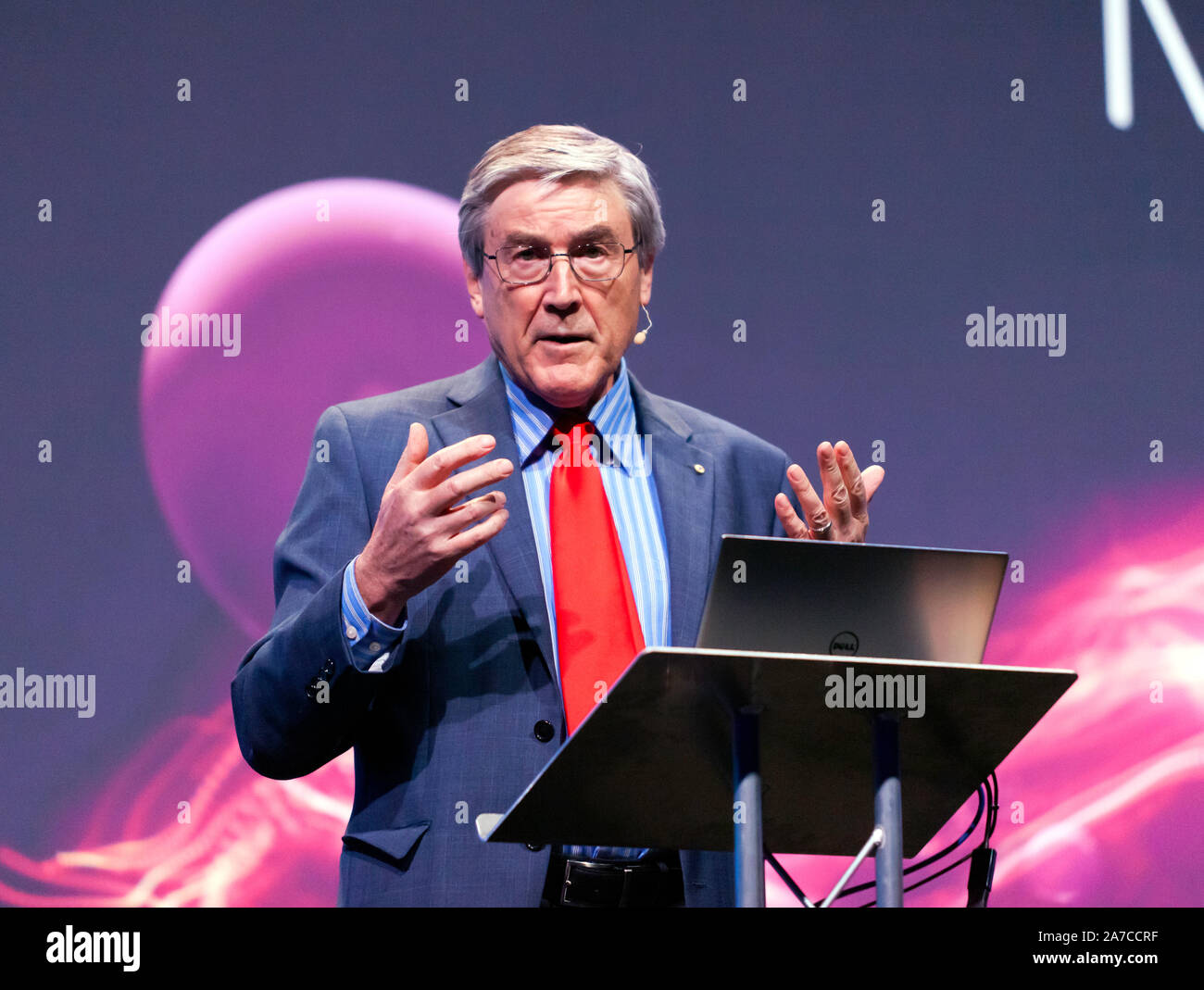 Paul Davies, Physiker an der Arizona State University, einen Vortrag mit dem Titel "Was ist Leben?", auf der großen Bühne im New Scientist Live 2019 Stockfoto