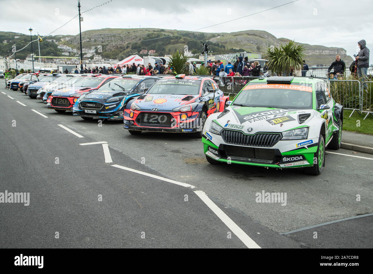 WRC World Rally Cars aufgereiht auf den Straßen von Llandudno an der Abschlussfeier der2019 WRC Wales Rally GB, Llandudno, Wales Stockfoto