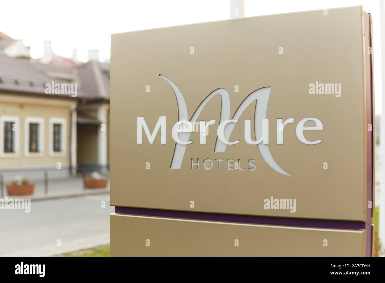 Minsk, Weißrussland - 27. Oktober 2019. Zeichen des Mercure Hotel in Minsk Mercure Hotel in Downtown an Zybitskaya Straße Stockfoto
