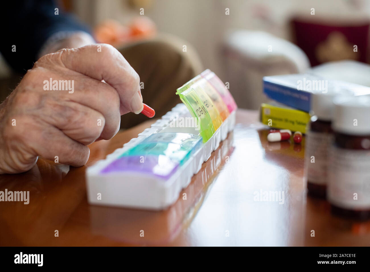 In der Nähe von älteren Menschen Organisation Medikation in Tablettenspender Stockfoto