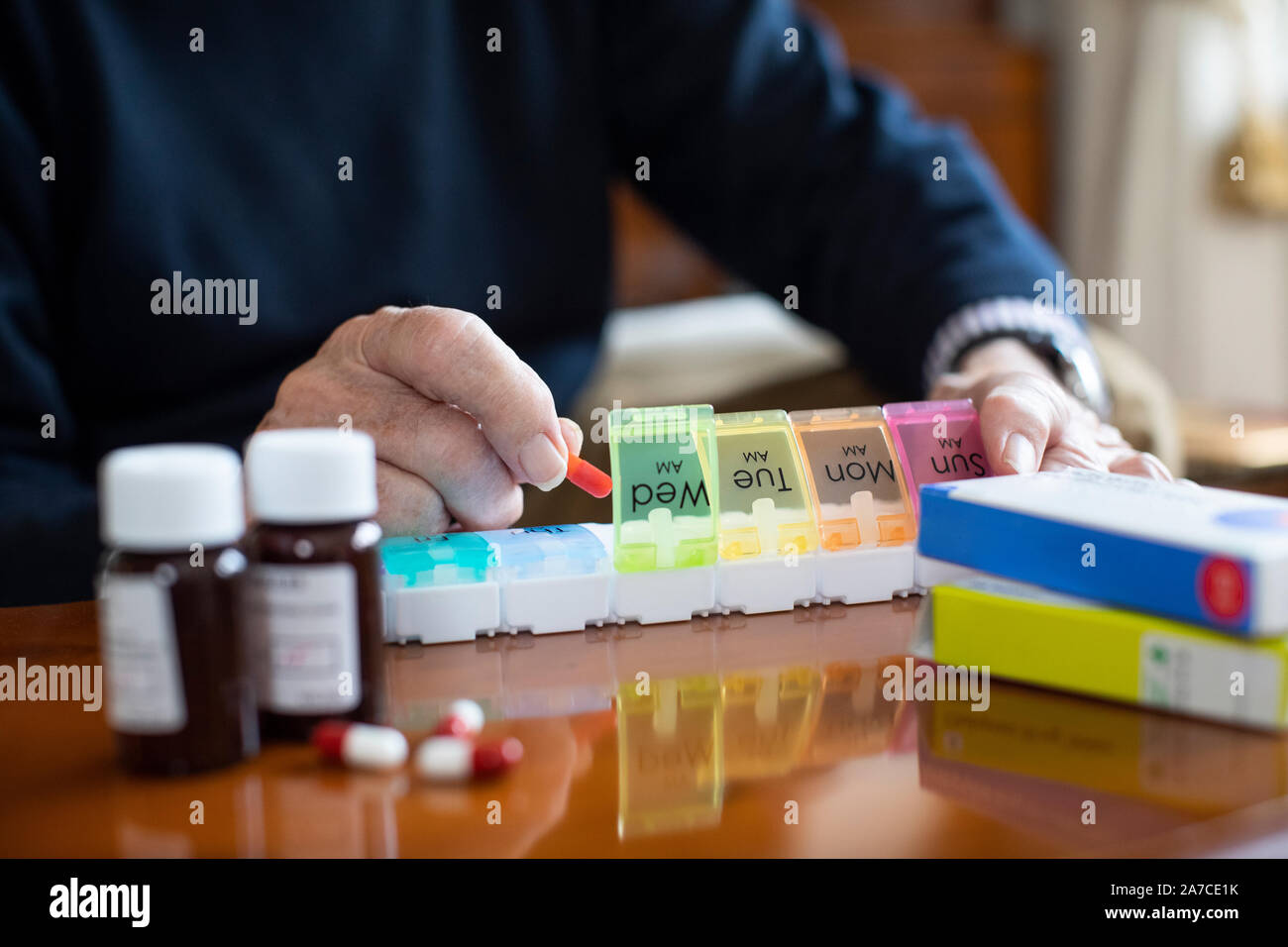 In der Nähe von älteren Menschen Organisation Medikation in Tablettenspender Stockfoto