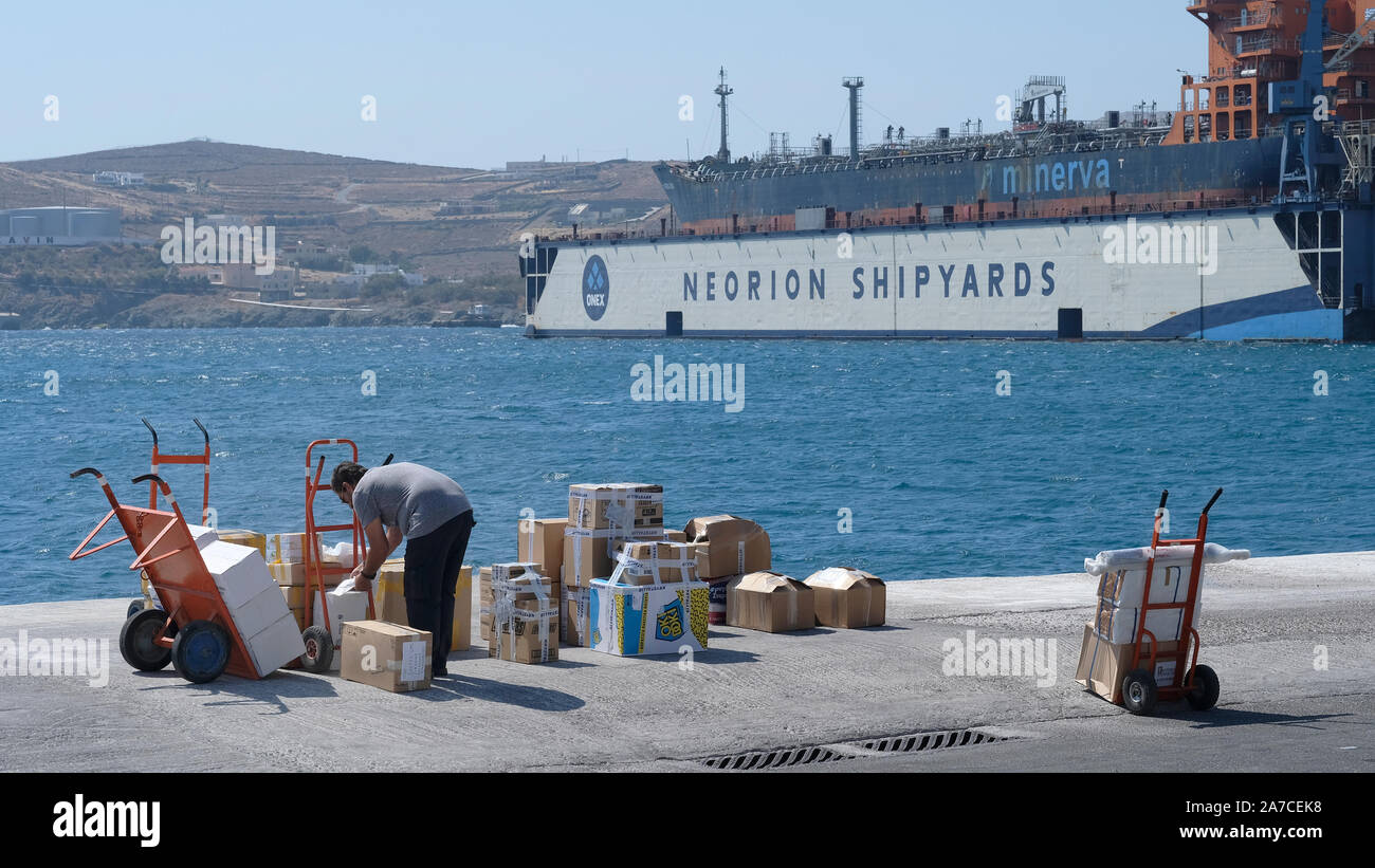 Entladen von Gütern am Anlegesteg des Neorions Werft in Syros, Griechenland. Stockfoto