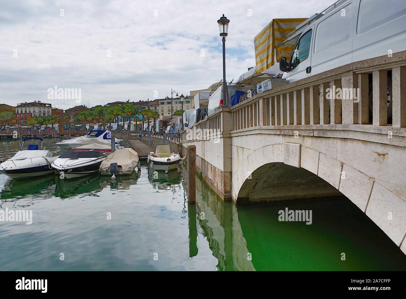 Der Wochenmarkt in Desenzano del Garda in der Provinz Brescia wird direkt am Ufer des Gardasee abgehalten. Kleidung, Schuhe, Fleisch, Käse, Olivenöl u Stockfoto