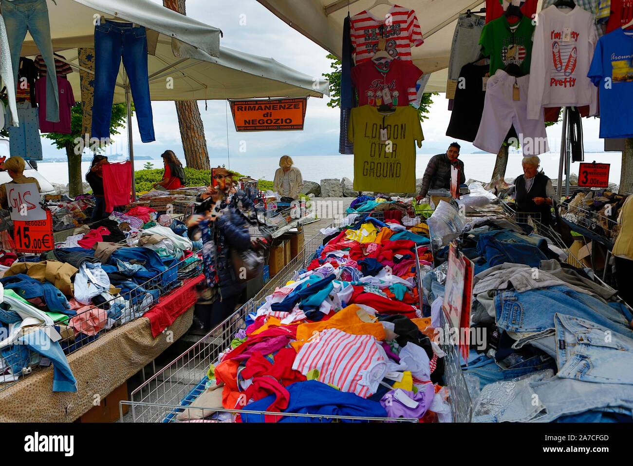Der Wochenmarkt in Desenzano del Garda in der Provinz Brescia wird direkt am Ufer des Gardasee abgehalten. Kleidung, Schuhe, Fleisch, Käse, Olivenöl u Stockfoto