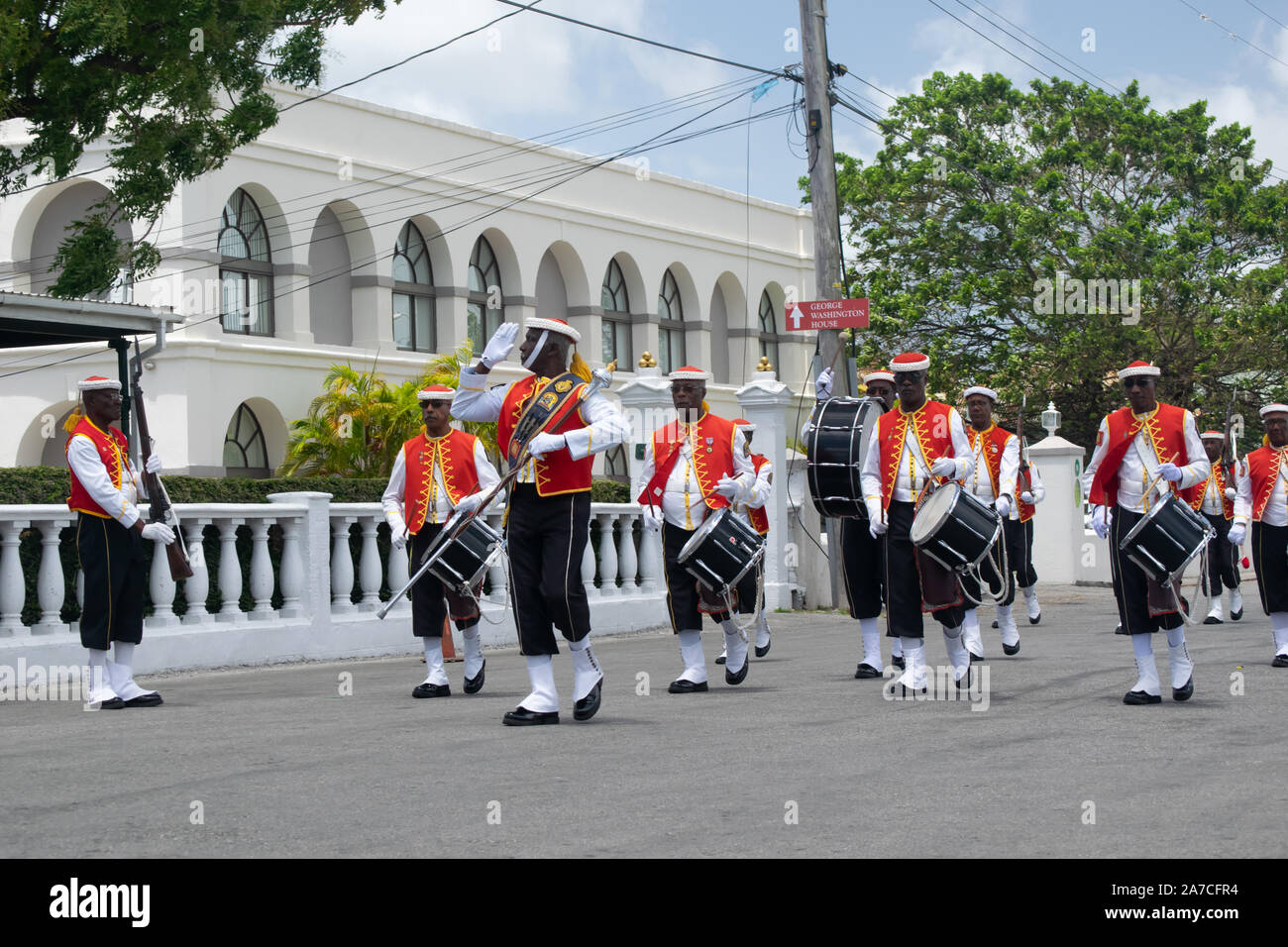 Barbados Insel die Wachablösung am historischen Garnison. Die sargeant Großen begrüßt auf der rechten Seite vor den Gebäuden Stockfoto