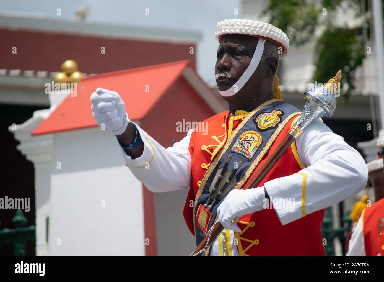 Barbados Insel die Wachablösung am historischen Garnison. Die sargeant großen Paraden vor einem wachekasten Stockfoto