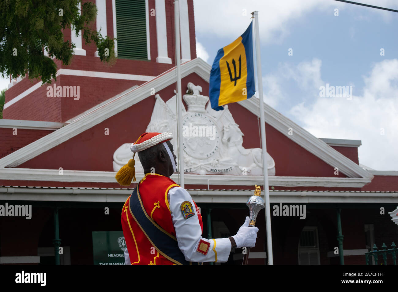 Barbados Insel die Wachablösung am historischen Garnison. Ein einsamer Soldat vor der Garnison mit der Flagge von Barbados Stockfoto