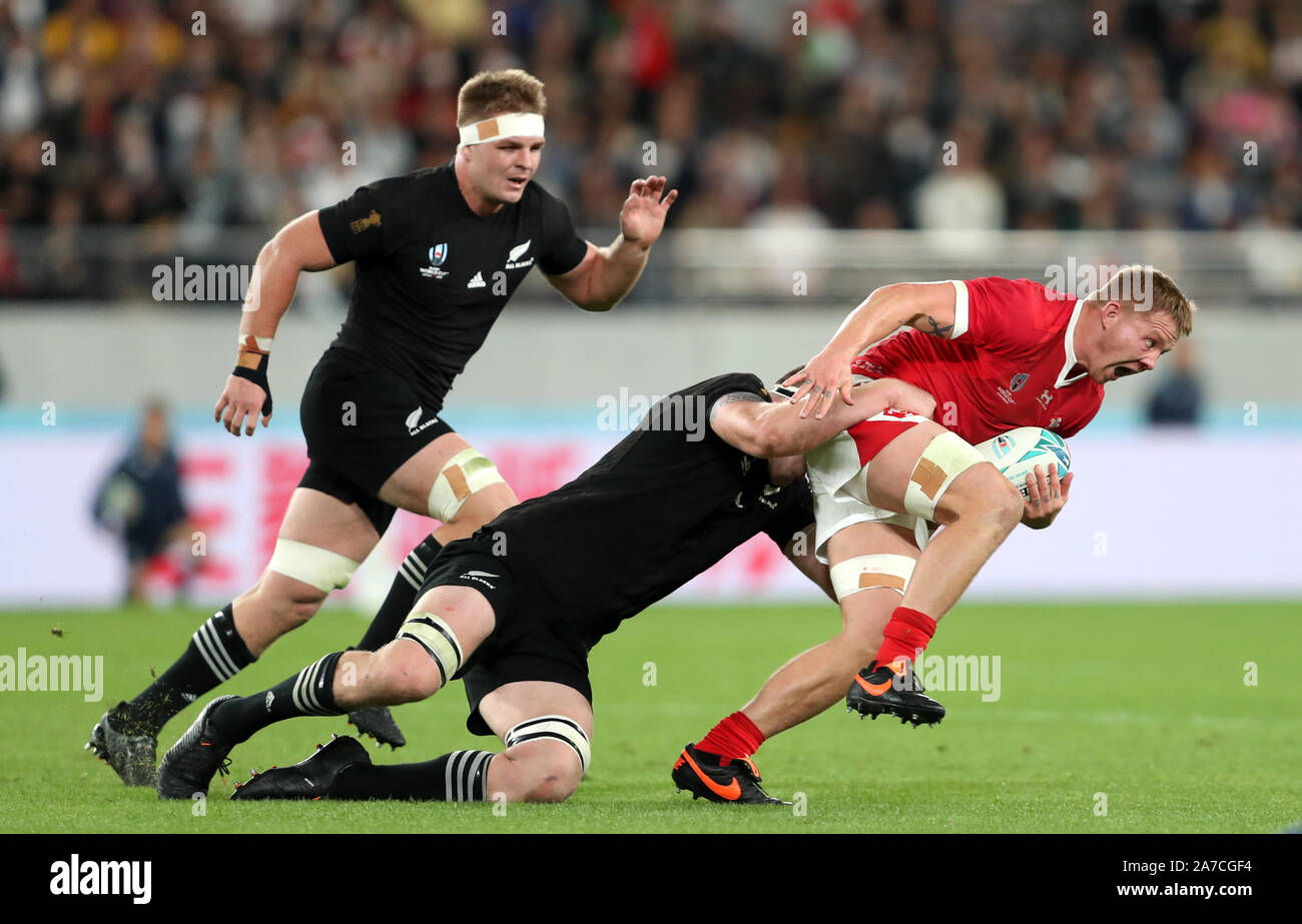 Wales' James Davis wird von Neuseelands Brodie Retallick während der Rugby World Cup 2019 Bronze Finale von Tokyo Stadium angegangen. Stockfoto