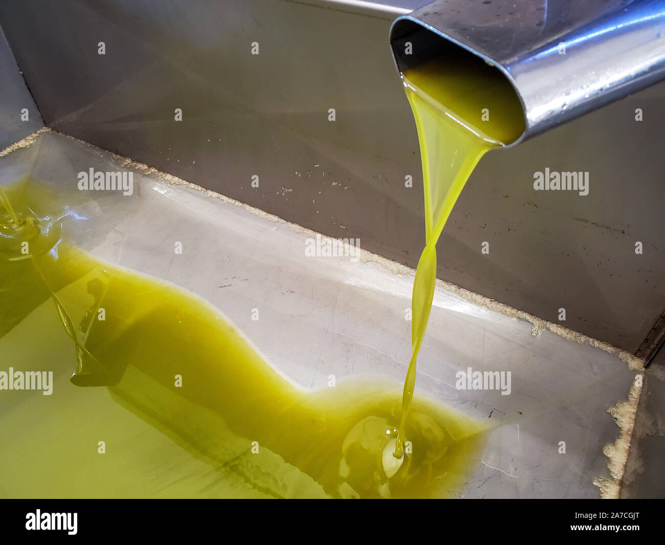 Ölmühle Industrie, Gewinnung Maschine Prozess, Olivenöl Flüssigkeit Stockfoto