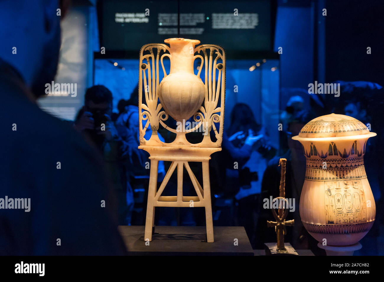 London, Großbritannien. 1. November 2019. (L und R)' Calcit Salbe Vase mit Papyrus und Lotus Flower Design' und 'Calcit Vase auf stehen, Kartuschen von Tutanchamun und Ankhesenamun'. Vorschau von "Tutanchamun, das Goldene Schätze des Pharaos" in der Saatchi Gallery in Chelsea. Die Ausstellung feiert das 100-jährige Jubiläum der Öffnung des Grabes des Tutanchamun und zeigt 150 Werke in die größte Sammlung des Tutanchamun Ägypten Schätze überhaupt zu verlassen. Die Show läuft vom 2. November bis zum 3. Mai 2020. Credit: Stephen Chung/Alamy leben Nachrichten Stockfoto