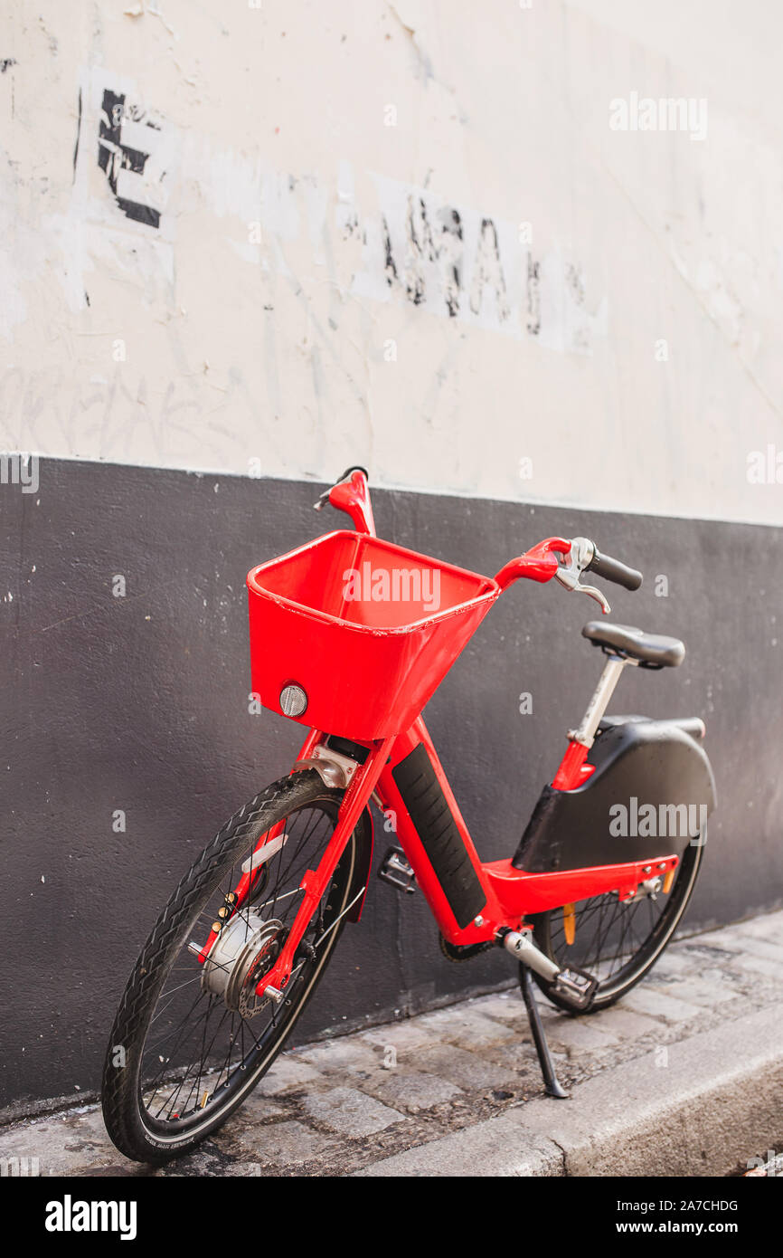 Fahrräder in der Stadt - Günstige und bequeme umweltfreundliche Verkehrsmittel - wirtschaftlichen Transport Stockfoto