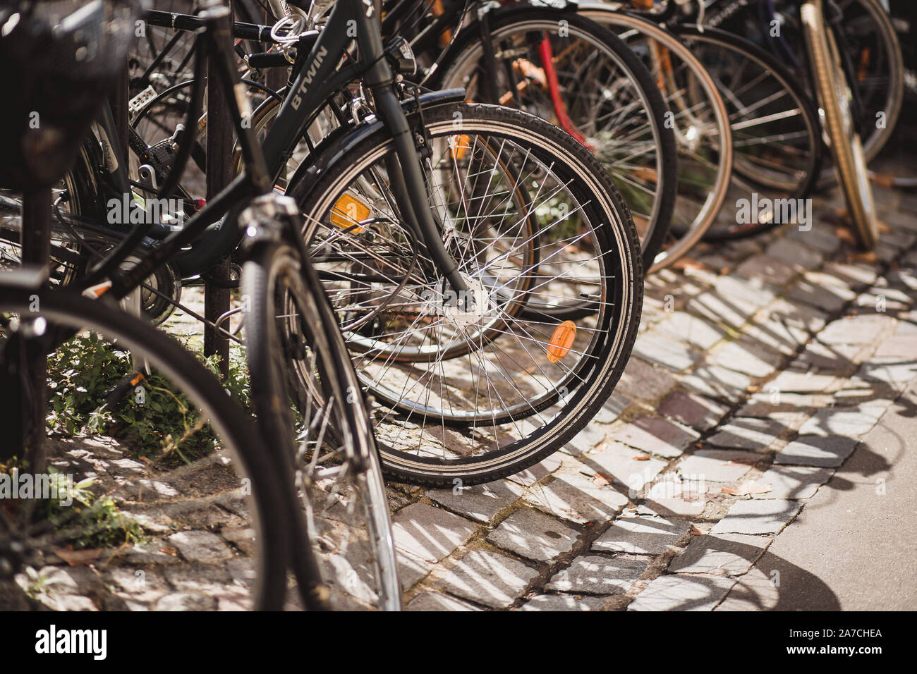Fahrräder in der Stadt - Günstige und bequeme umweltfreundliche Verkehrsmittel - wirtschaftlichen Transport Stockfoto