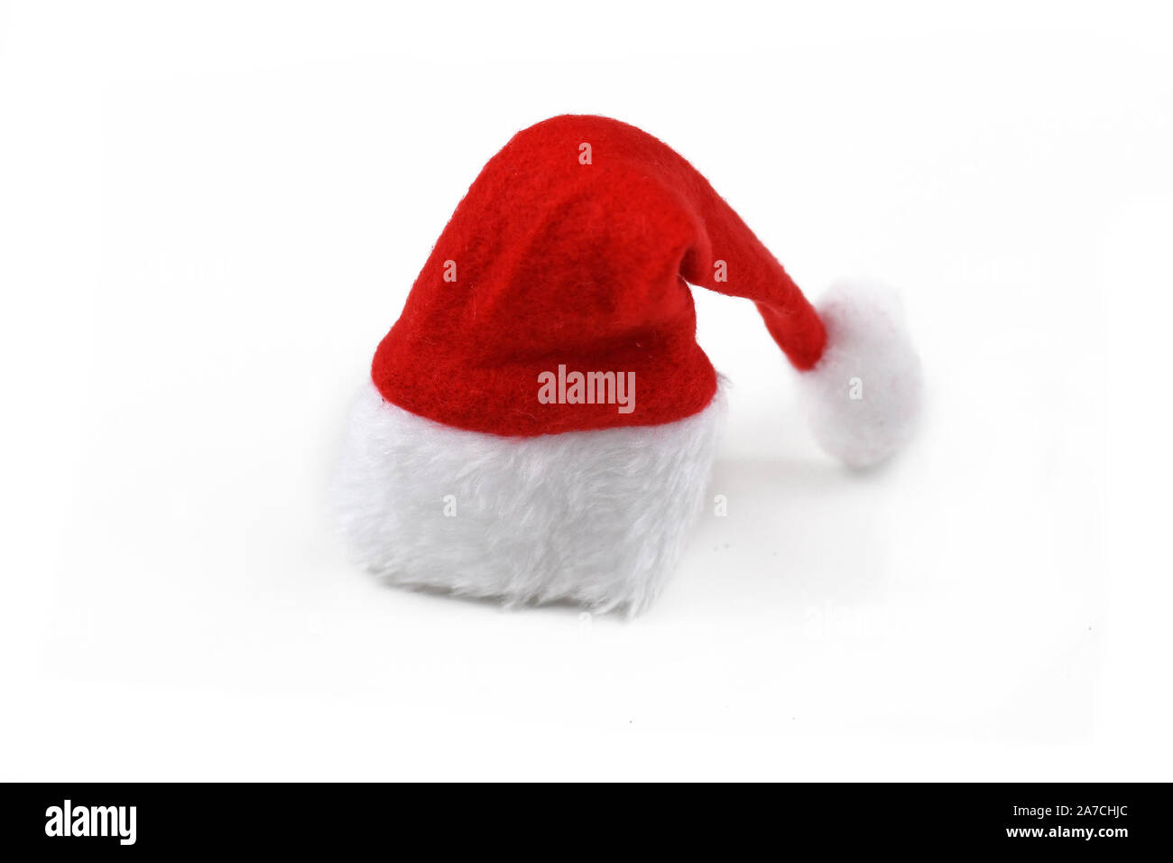 Rote Weihnachtsmütze mit weißen Pompon auf weißem Hintergrund Stockfoto