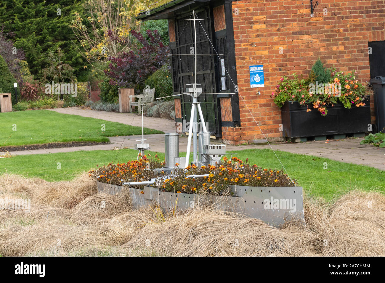 Amersham Garten der Erinnerung (Memorial Gardens) in Amersham Altstadt, Buckinghamshire, Großbritannien. Darstellung der HMS Dreadnought Kriegsschiff aus dem Jahr 1906. Stockfoto