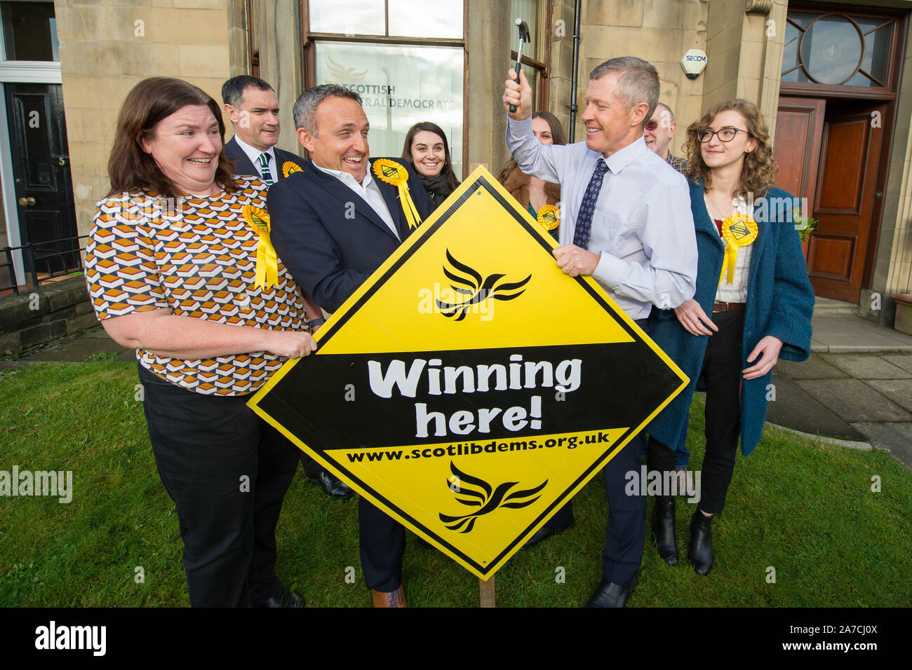 Edinburgh, 30. Oktober 2019. Im Bild: (Mitte links) Alex Cole-Hamilton MSP der Schottischen Liberaldemokratischen Partei; (Mitte rechts) Willie Rennie MSP-Führer der schottischen liberalen Demcrat Partei. Willie Rennie ist in der Zentrale der Partei heute Morgen für ein Foto op ihren Wahlkampf zu starten. Der britische Premierminister, Boris Johnson als snap Parlamentswahlen am 12. Dezember, und die schottische Liberalen Demokraten zusammen mit der britischen Liberaldemokraten suchen, zu übernehmen und stop Brexit. Credit: Colin Fisher/Alamy leben Nachrichten Stockfoto