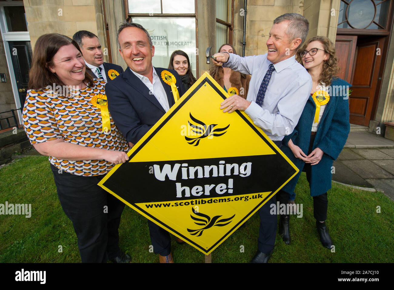 Edinburgh, 30. Oktober 2019. Im Bild: (Mitte links) Alex Cole-Hamilton MSP der Schottischen Liberaldemokratischen Partei; (Mitte rechts) Willie Rennie MSP-Führer der schottischen liberalen Demcrat Partei. Willie Rennie ist in der Zentrale der Partei heute Morgen für ein Foto op ihren Wahlkampf zu starten. Der britische Premierminister, Boris Johnson als snap Parlamentswahlen am 12. Dezember, und die schottische Liberalen Demokraten zusammen mit der britischen Liberaldemokraten suchen, zu übernehmen und stop Brexit. Credit: Colin Fisher/Alamy leben Nachrichten Stockfoto