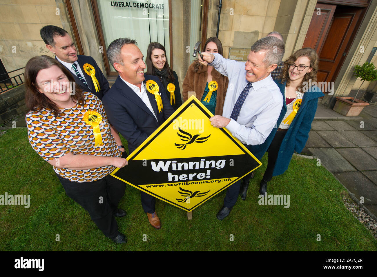 Edinburgh, 30. Oktober 2019. Im Bild: (Mitte links) Alex Cole-Hamilton MSP der Schottischen Liberaldemokratischen Partei; (Mitte rechts) Willie Rennie MSP-Führer der schottischen liberalen Demcrat Partei. Willie Rennie ist in der Zentrale der Partei heute Morgen für ein Foto op ihren Wahlkampf zu starten. Der britische Premierminister, Boris Johnson als snap Parlamentswahlen am 12. Dezember, und die schottische Liberalen Demokraten zusammen mit der britischen Liberaldemokraten suchen, zu übernehmen und stop Brexit. Credit: Colin Fisher/Alamy leben Nachrichten Stockfoto