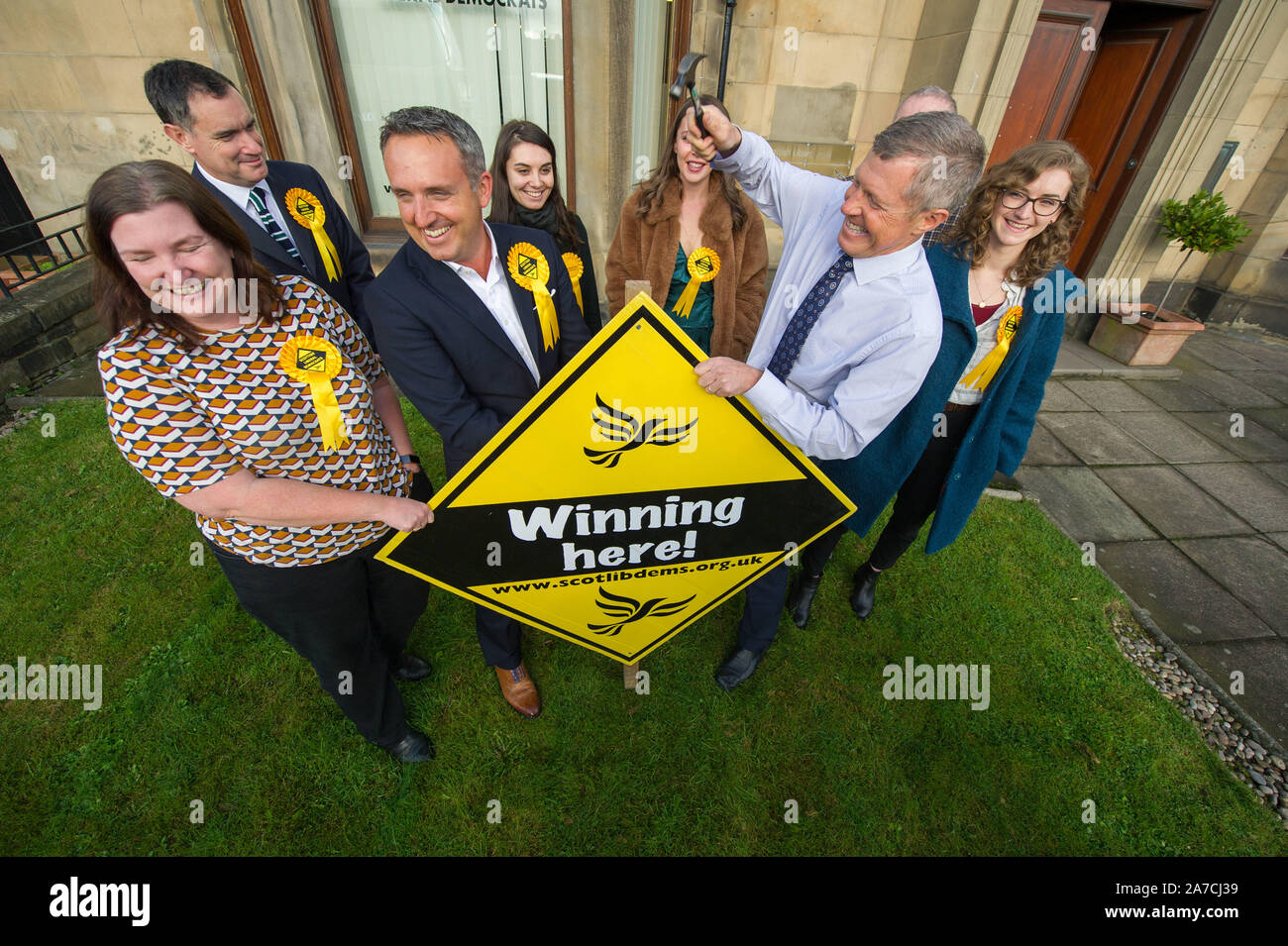 Edinburgh, 30. Oktober 2019. Im Bild: (Mitte links) Alex Cole-Hamilton MSP der Schottischen Liberaldemokratischen Partei; (Mitte rechts) Willie Rennie MSP-Führer der schottischen liberalen Demcrat Partei. Willie Rennie ist in der Zentrale der Partei heute Morgen für ein Foto op ihren Wahlkampf zu starten. Der britische Premierminister, Boris Johnson als snap Parlamentswahlen am 12. Dezember, und die schottische Liberalen Demokraten zusammen mit der britischen Liberaldemokraten suchen, zu übernehmen und stop Brexit. Credit: Colin Fisher/Alamy leben Nachrichten Stockfoto