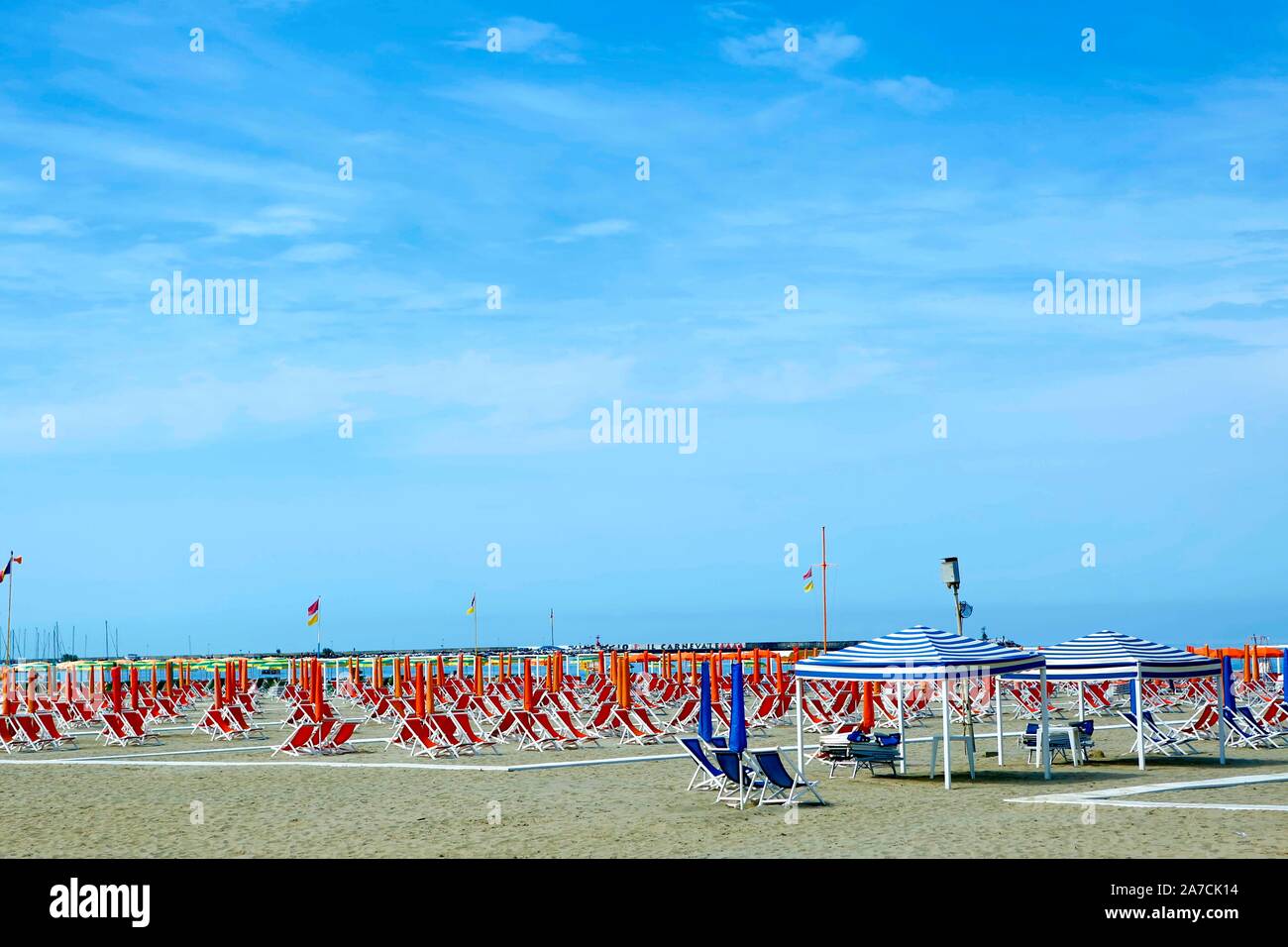 Strand von Viareggio in der Toskana. Der sehr gepflegte kilometerlange dem Strand Technologie zu den längsten am Thyrrenischen Meer. Viele Privatstrände mi Stockfoto
