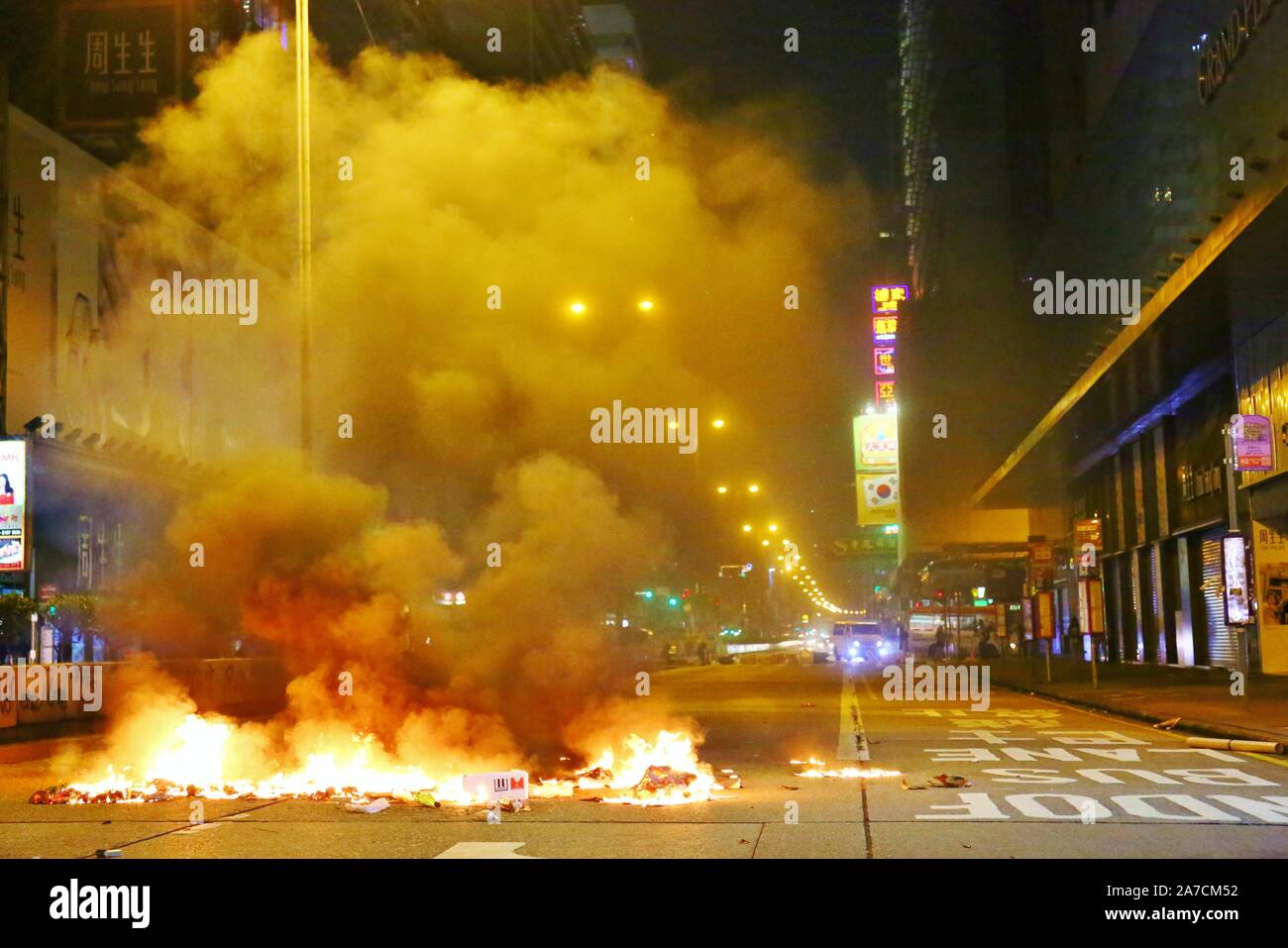 Hongkong, China. 1 Nov, 2019. Tausende von Menschen tragen Masken und Kostüme marschierten durch die Innenstadt von Hong Kong auf Halloween Nacht und landete im Bezirk von Lan Kwai Fong im Zentrum. Nach Mitternacht Auseinandersetzungen ausbrach und die Polizei feuerte Tränengas, um die Straßen zu löschen. Credit: Gonzales Foto/Alamy leben Nachrichten Stockfoto