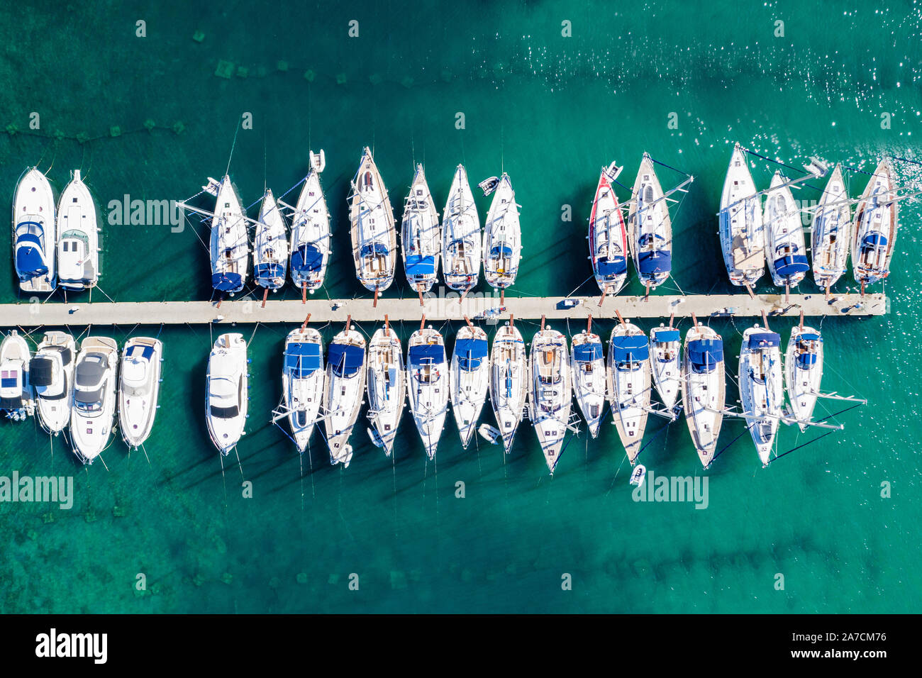 Antenne overhead Blick auf Yachten in der Marina in der Stadt von Vodice, Adria in Kroatien Stockfoto