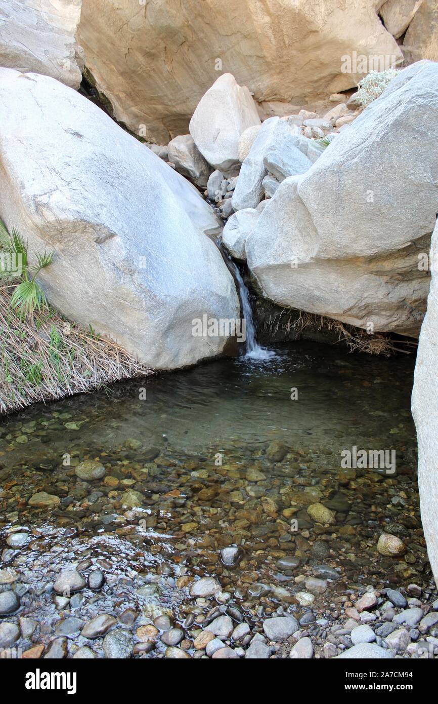 Seltene Wasserfälle in der Colorado Wüste, dieser Fütterung Palm Canyon Oase, das Flüstern der alten Geheimnisse der indianischen Spiritualität. Stockfoto