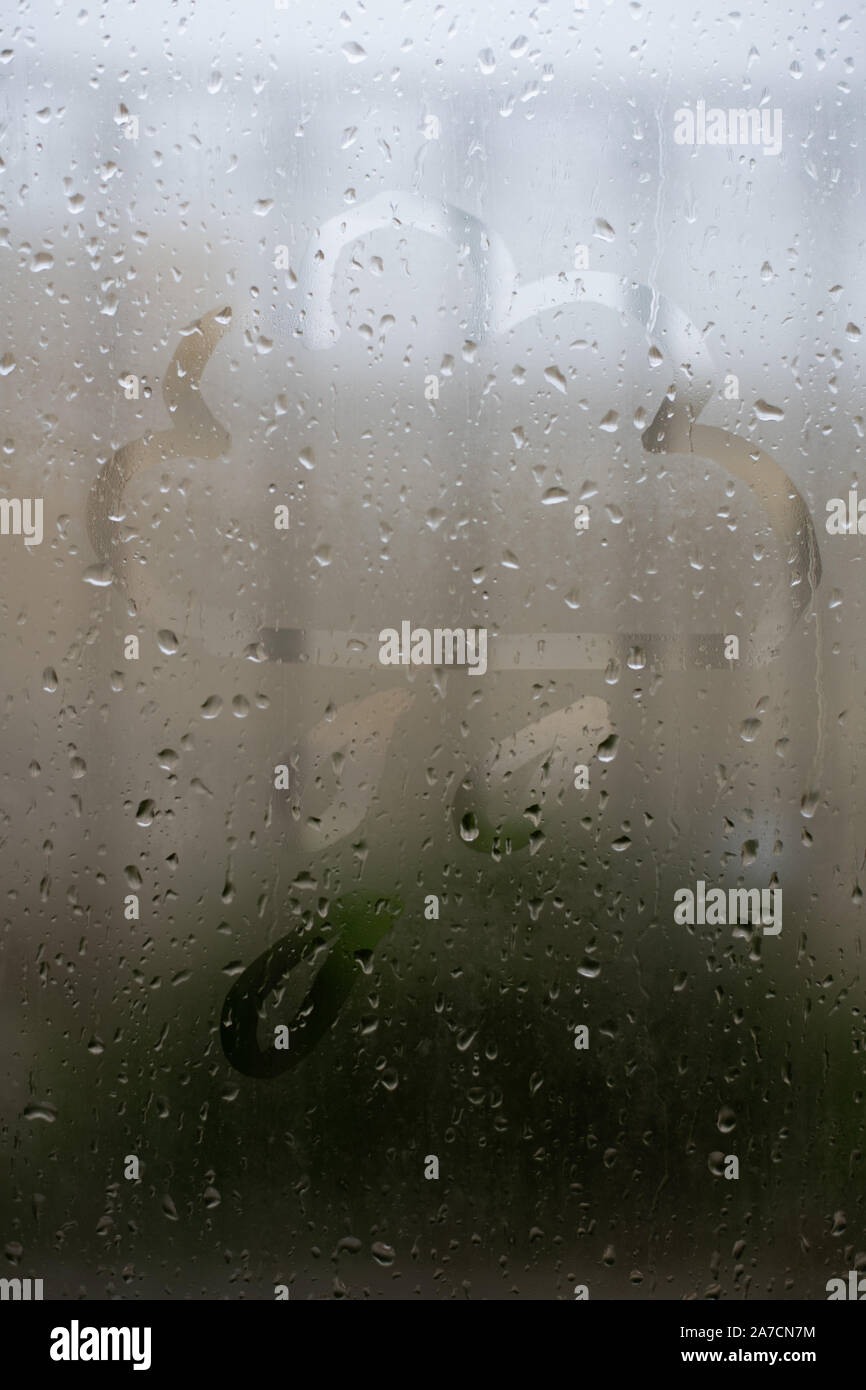 Durch Regen, Dampf decken Fenster mit Regentropfen und unscharf, Bars im Hintergrund inhaftiert. Stockfoto