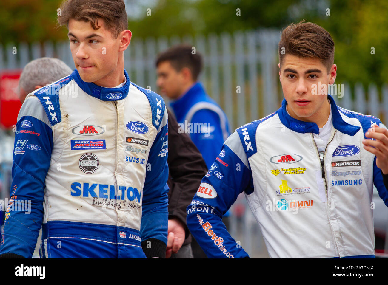 Josh Skelton und Carter Williams im Fahrerlager nach dem Qualifying. Britische Formel 4. Letzten Rennwochenende der Saison. Brands Hatch, 12 Okt 12 2019 Stockfoto