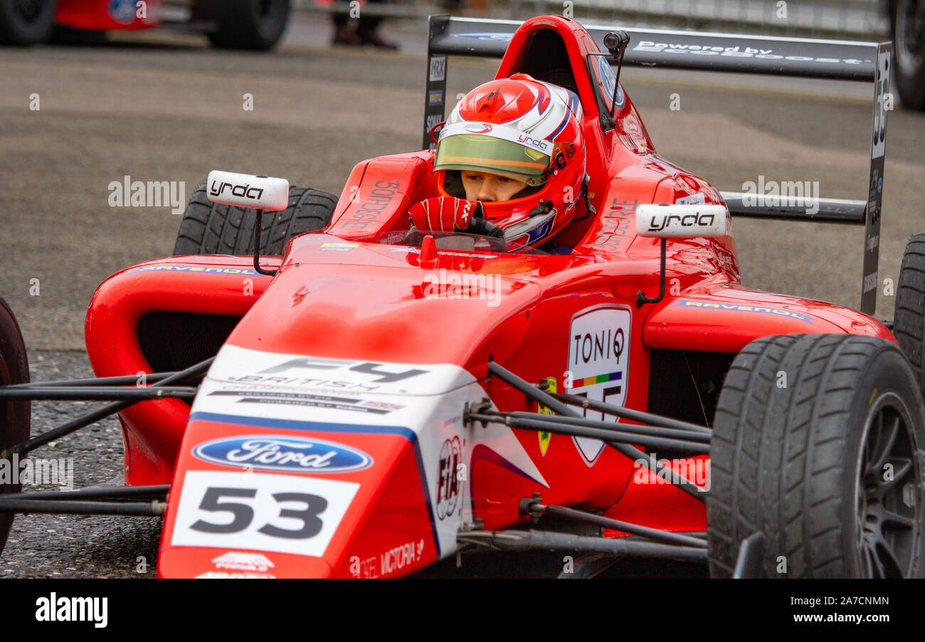 Tommy Foster Laufwerke zurück zur Garage von paddock nach Samstag qualifizieren. Britische Formel 4. Letzten Rennwochenende der Saison. Brands Hatch 12.Oktober 2019 Stockfoto