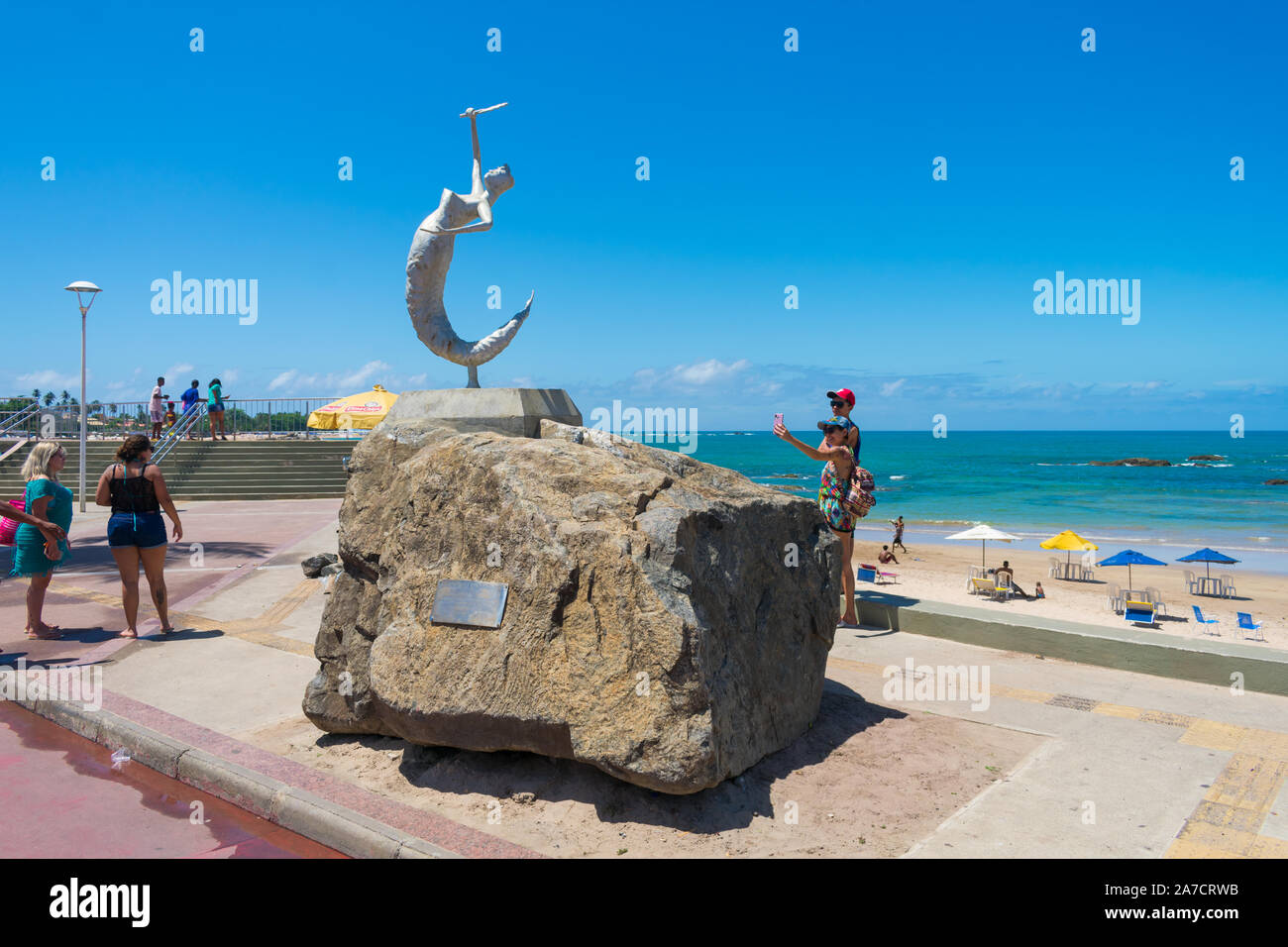 Salvador, Brasilien - ca. September 2019: Eisen Skulptur einer Meerjungfrau, symbolisiert die Candomble wasser Gottheit Yemoja (iemanja), am Strand in Itapua - Stockfoto