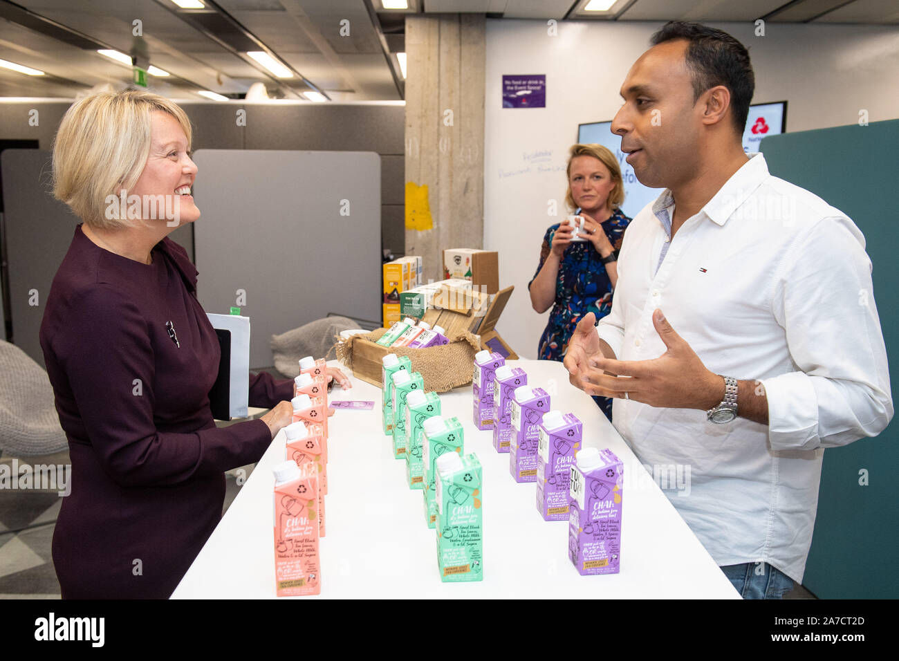 Neu installierten RBS Chief Executive Officer Alison Rose trifft Rupesh Thomas, Gründer von Tuk Tuk Chai, bei einem Besuch mit Unternehmer kunden NatWest Business Hub in Islington, London zu erfüllen. PA-Foto. Bild Datum: Freitag, November 1,2019. Siehe PA story CITY RBS. Photo Credit: Dominic Lipinski/PA-Kabel Stockfoto