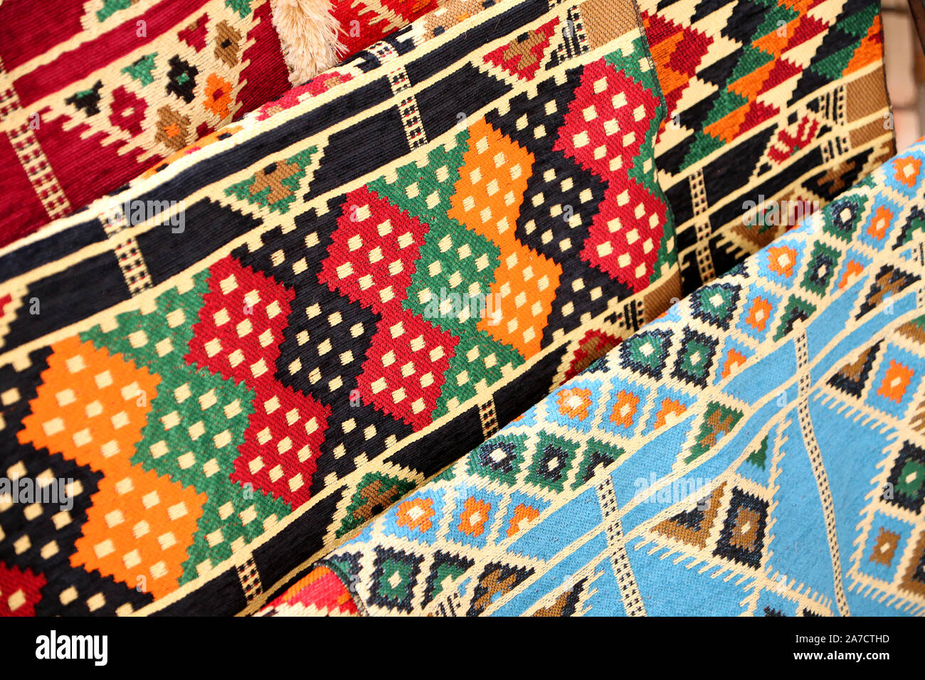 Hellen bunten Material oder Stoff Designs in typischen Mustern des Nahen Ostens, Aqaba, Jordanien. Stockfoto