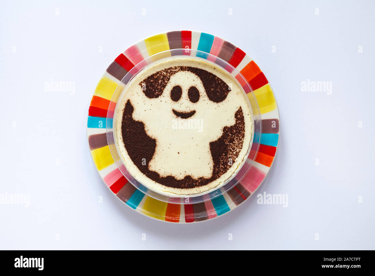 Buh - nilla Käsekuchen von M&S auf bunte Platte auf weißem Hintergrund ghost isoliert, ideal für Halloween Stockfoto