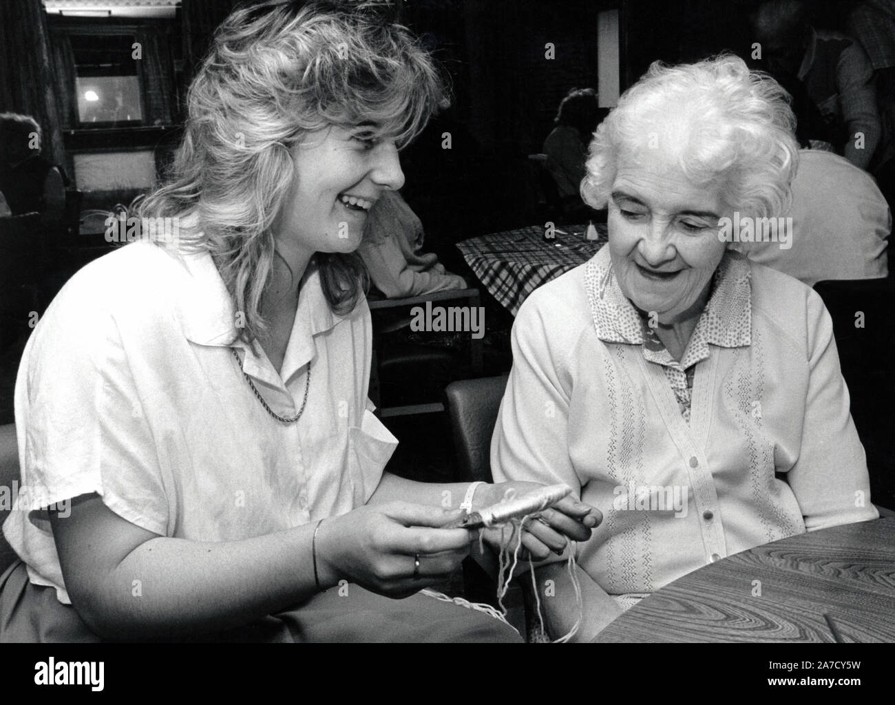 Pflege Arbeiter mit älteren Frau im Pflegeheim, Nottingham, Großbritannien 1987 Stockfoto